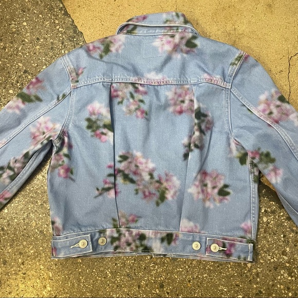 Super cute cropped floral denim jacket by Hudson - Picture 3 of 5